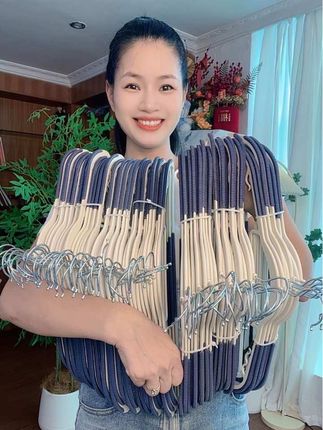 #成人衣架 关键还是高颜值#加粗加大加厚 的成人衣架!不生锈暴晒不掉色,承重力非常好,还可以叠挂,真的好节省空间,关键颜值还高,以后下雨天再也不用担心没有衣架晾了,衣服也不用摆的到处乱糟糟了,可以挂起来整整齐齐了,实现了晾衣服自由#结实耐用 #无痕防滑衣架推荐 #超便宜超划算
