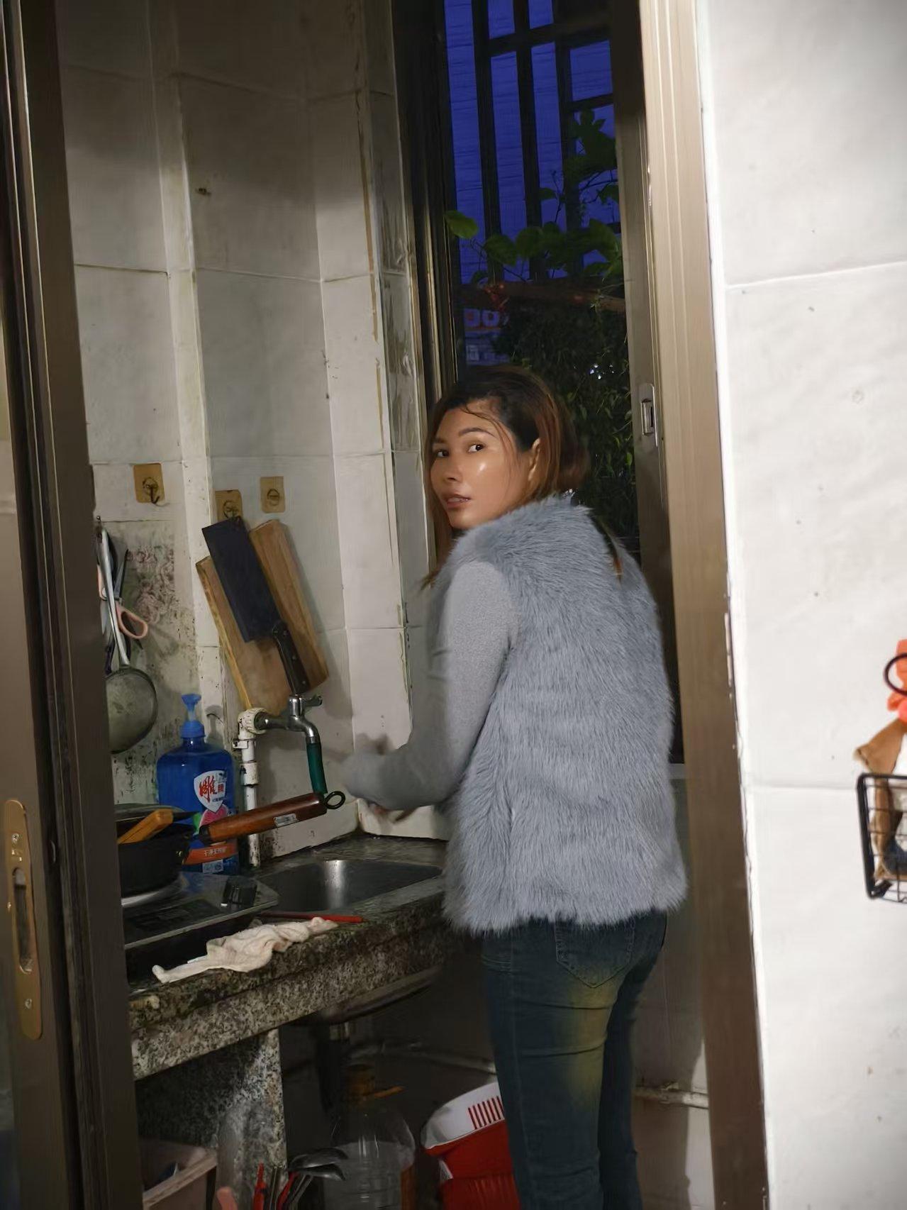 离婚后,妈妈对我说:“你没资格怨任何人。谁让你早早嫁人?谁让你一分钱不存?把最好的青春,换成了最痛的教训。一步错,步步错,人总得为年少无知买单,回头看看,全是你自己活该!”#为什么要流泪 #伤心的眼泪 #真实的我 #离婚的女人 #婚姻到底能带给女人什么