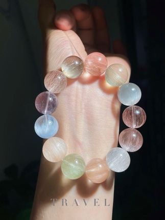 ✨谁能拒绝这串温柔到骨子里的彩发晶手链!渐变的暖色调像把春日晚霞戴在腕间,晶体通透还带发丝光,日常搭小裙裙或简约T恤都很绝,戴它出门被问了好几次链接,小众又吸睛,这波种草你们一定要冲#水晶手链 #手串 #多宝手串 #今日分享