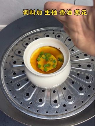 瓦罐炖出来的鸡蛋羹,给布丁一样,又嫩又丝滑,简单方便又有营养,家里大人小孩都爱吃#鸡蛋羹#瓦罐炖鸡蛋羹#陶瓷瓦罐炖盅
