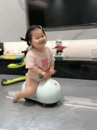 1~3岁宝宝都能玩的#花生扭扭车 静音万向轮,室内室外都能玩,可360度漂移,丝滑好玩不费力#宝宝玩具#花生溜溜车扭扭车 #萌娃骑车