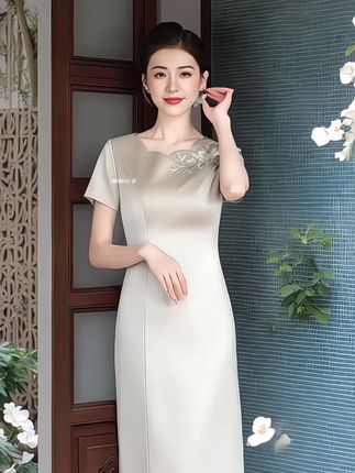 #创作灵感 #喜婆婆礼服#喜婆婆礼服连衣裙#婚礼妈妈礼服 #香槟色旗袍@DOU+小助手 一眼就爱上这款2025新款气质香槟色醋酸缎旗袍!醋酸缎面自带高级光泽,香槟色温柔又显贵。精致绣花点缀,勾勒典雅韵味,剪裁贴合身形,尽显妈妈优雅气质。不管是婚宴当喜婆婆礼服,还是日常重要场合,穿上都超有排面,妈妈们闭眼入!