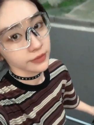 是不是有新手觉得骑行眼镜是一个大智商税|||刚开始我也真的觉得,直到我被突如其来的飞虫、风沙、狂风飙到眼泪汪汪我才知道骑行眼镜的重要性!kapvoe专为骑行研发的智能变色眼镜,镜片能防紫外线也能迅速变色,白天黑夜都能使用,防风防尘 #太阳镜 #卡普沃#骑行眼镜