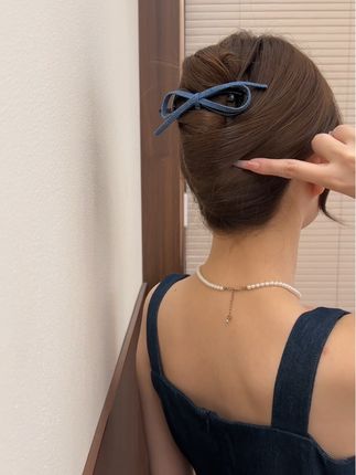 夏天不想披头散发的姐妹快来看!新出的牛仔蓝蝴蝶结扭扭夹,超适合夏天的色调,也太好看了吧!一盘一绕就是一个全盘发,三秒完成出门,超级方便!高马尾爱好者就给它开口朝上卡住,轻松拥有元气少女高马尾#今日分享 #美出高级感 #头饰搭配 #网红发饰 #扭扭夹