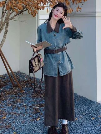 复古做旧灯芯绒拼接牛仔套装,春秋新款氛围感美拉德气质两件套#牛仔套装#减龄气质 #早秋高智感职场穿搭#普通人身材还原商家主图穿搭#早秋穿搭三分钟出门不是梦
