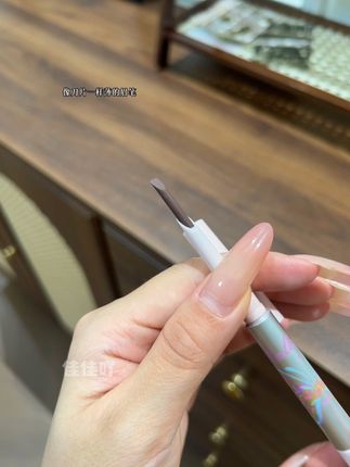浅眉才是韩妆的精髓,显得人灵动又温柔!像刀片一样薄,不会结块,画出来根根分明!#眉笔推荐 #染眉膏 #染眉膏推#学生党好物推荐 #美妆 @DOU+上热门 @抖音小助手 @抖音创作小助手