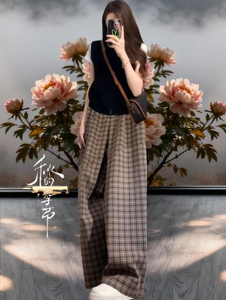 今年超火的慵懒风毛呢格子裤,必须安排上!经典小格子耐看又百搭,版型显瘦绝了,穿上自带随性范儿。 不管是日常出街还是居家穿都合适,轻松穿出舒服又时髦的感觉,新款上线赶紧冲~ #格子裤 #休闲裤 #阔腿裤 #显瘦显高显腿长 #新款上新
