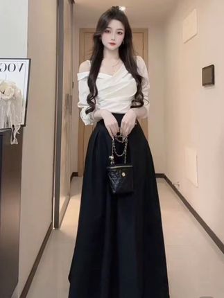 韩系气质修身露肩白衬衫黑色高腰半裙套装#半身裙套装 #收腰显瘦 #韩系穿搭 #减龄穿搭 #春秋穿搭 @DOU+小助手