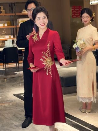 喜妈妈穿这身石榴红,万针细绣闪着光,A版藏肉又提气,宾客都夸会选衣服!#婚礼妈妈装 #妈妈礼服 #喜婆婆喜妈妈 #备婚 #婚庆礼服