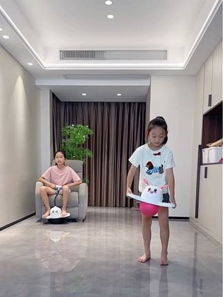 孩子平衡力差,不爱运动,试试这个弹力#跳跳球 可以很好的锻炼平衡力和天天力,承重量大,大人小孩都能玩#儿童运动 #户外体能训练#一起来运动吧 #运动小健将