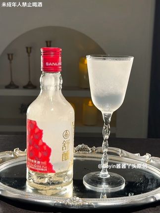 喝啤酒胀肚,白酒辣嗓子,推荐试试这款五粮液新品舒心荔枝果酒,你真的无法想象它好喝到有多么惊艳。精选优质的新鲜荔枝青梅作为原料,采用五粮液的双重工艺而成。开瓶就是荔枝的香甜与青梅的果酸扑鼻而来,亲抿一口就像新鲜荔枝在口腔中爆汁,酸甜交织碰撞瞬间激活你的味蕾。口感绵柔细腻清润甘甜,真的巨好喝,八度的酒精就很适合闺蜜朋友一起碰杯,没喝过的一定要试试#酒蒙子的日常 #五粮液 #果酒 #谁懂啊真的很好喝 #超便宜超划算