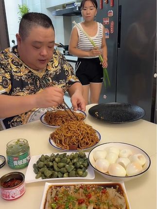 竟然背着我藏肉,那我客气不了一点#吃货 #吗呀太香了 #腊八蒜 #吃肉不吃蒜香味少一半