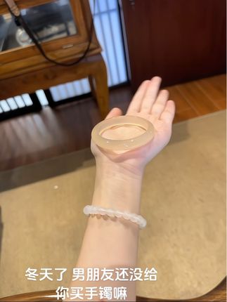 氛围感的神 香槟金#冬日的温暖 #手镯 #玉髓玛瑙 #珠宝首饰 @DOU+小助手 @抖音创作小助手