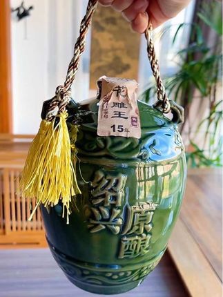 绍兴传世佳酿!十五年陈黄酒,用优质粮、鉴湖水古法酿。酒如琥珀、口感绵密,陶瓷坛锁味。自饮赠礼皆出色,味道好极了!#好喝不贵#黄酒文化#绍兴#陈酿#不错不错味道好极了