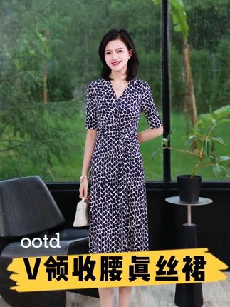 #枫竺女装旗舰店 海浪一遍遍亲吻沙滩,留下白色的泡沫情书。#v领收腰连衣裙#谁穿谁好看 2 #暑假出游穿搭#超显身材#普通人的穿搭心得