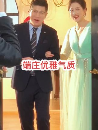 被追问爆的主持人同款!多色披肩袖晚礼服! 还在为挑主持礼服发愁的姐妹,这条视频你一定要看完!, 当灯光聚焦,这件多色披肩袖就是您全场焦点,它有红色,紫色,白色,粉色,率绿,每色都能展现您与众不同的别致! 大摆裙设计,走路带风,让你每一步都气场全开,瞬间成为全场C位。披肩袖灵动优雅,抬手投足间尽显柔美,又恰到好处地修饰了手臂线条,高级感拉满。面料是质感超棒的进口珍珠纱钉珠面料,垂坠感十足,触摸时顺滑如牛奶,还自带光泽,无沦是在舞台上还是宴会上,都能折出迷人光芒,轻松稳住大场全。#高定礼服 #婚宴妈妈装 #晚礼服氛围神器👍✨🎀💃🎁🍎🌺🌷🌹🎉🎉❤️❤️💕💕