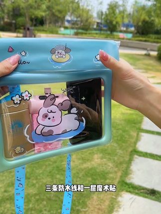 出去玩水一定要备上这个防水袋,它的四周带有气囊,在水里可以飘起来,密封性也很好,还是可以触屏的#方便又实用 #夏日玩水必备