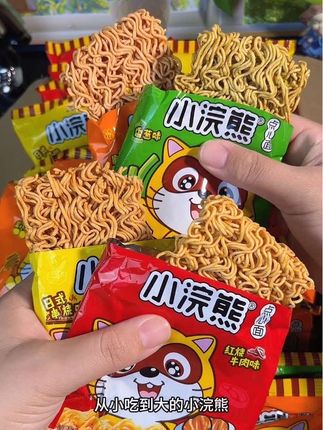 还是这个味道!小浣熊干脆面!酥酥脆脆,每种口味都好吃不踩雷!满满的童年回忆!#童年记忆小零食 #追剧小零食 #干脆面