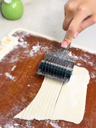 家人们,你们平时喜欢吃面条吗?今天给大家推荐一款特别好用的不锈钢面条压面刀,它是多功能的设计,不仅可以用来切面条,还能切葱花、香菜、辣椒等等,真的是太好用了,而且它的手感非常舒服,一点都不累手,喜欢的朋友千万不要错过了,姐妹们赶紧点击下方链接抢购吧#不锈钢切面器#厨房好物 #生活好物分享 #非常方便实用 #超便宜超划算
