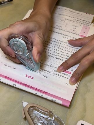 最近在孩子哥圈子里面很火的隐形修正带,乐普升也新出了原纸色修正带了,我试了一下还真的是很不错,顺滑不卡带,不断带,颜色根本质的颜色非常接近#文具安利