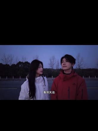 我在2026年3月5号 用5小时18分看完了 《恋雪纪 》
三年之约希望你们如约而至——真正的爱 不是占有和执念 那些温暖与成长会一直留在心里,放下遗憾,留住曾经的美好,爱不是非要走到最后,而是在有限的时光里,无限的爱过 明明知道会走散,还是勇敢靠近,明明知道会离开,还是真心交付。天池见过我们的心动,风雪记得我们的约定 。结局未必圆满 但是相遇本身 就已经赢过所有结局
如果一开始就知道结局,那么过程最重要
如果一开始不知道结局,那么结局最重要 如果一开始不在意结局,那么当下最重要
时间本身并无意义 只是别人赋予它意义了
剪辑了3小时的视频🐼 #恋雪纪
#三年之约 #长白山天池 #迪迦光 @迪迦 光(3.6生日快乐)