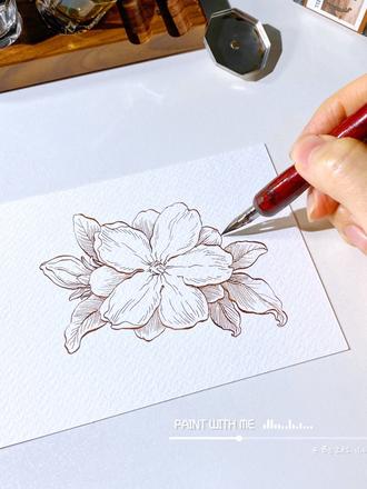 ✒️ 春日限定 | 沉浸式画迎春花线稿,一笔一画都很解压 ▪️今日植物主角:迎春花
▪️🖋️总觉得春天稍纵即逝?不如用钢笔把它留在纸上。今天画的是象征“希望”的迎春花。✨
▪️【干货时间✨】
1️⃣ 【用线诀窍】:
勾线时切记不要“描”,用有顿挫、虚实的线条表现形态,起笔收笔大致为“轻-重-轻”,让线条有弹性和呼吸感~
2️⃣ 【花蕊画法】:
迎春花的花蕊虽小,却是点睛之笔。握笔放松,用细线描绘,先画前面的、在画出后面被遮挡住的。
3️⃣【花瓣纹路画法】:
用笔轻巧,刻画灰部,暗部线条加密,亮部留白,即用线条塑造立体感。同时注意纹路方向,要顺着长势来画哦~
4️⃣【线条疏密】:
我的花瓣大面积留白,叶片则选择了加密线条,衬托花朵,形成“密不透风,疏可走马”的对比。
▪️学会了吗?拿起笔,跟着画一盆属于你的迎春花吧!🖋️🎨
▪️下一期为上色视频,我将为这朵花注入色彩灵魂,记得关注更新哦~🌸💖💖
#2026绘画开年挑战 #跟着抖音学画画 #春天的色彩 #钢笔画 #艺术在抖音 @抖音小助手 @DOU+小助手