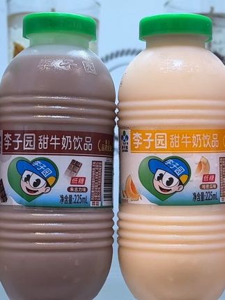 不会还有人不知道李子园甜牛奶大羊毛吧,一箱十瓶这价格小卖部看见都的找我进货,这可是我们从小喝到的品牌的呀,还是五个口味混合装,巧克力和荔枝、原味草莓和哈密瓜,一周都不重样太幸福了,主要还是低糖的,每个味道都好喝,先来个巧克力的,入口奶香浓郁、香醇丝滑甜而不腻,还是小时候那味道,喜欢喝牛奶这款必入