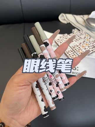 姐妹们快来薅这个眼线笔的羊毛,我差点以为它设置错价格了!别看它便宜啊,它笔头都是这种极细的,出水也很流畅,不会断墨,用来画下至、卧蚕都很合适。关键它还防水防汗,持妆一整天都不在话下,唯一的缺点就是库存太少,刷到的姐妹赶紧薅!#眼线笔 #购物分享 #我可真会买 #在抖音入手的好东西,瓜分百万奖金池!