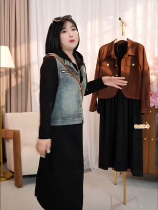 牛仔马甲加黑色连衣裙到手两件套#时尚气质穿搭 ##减龄气质 #女装穿搭 #高端大气 #这么穿显瘦20斤