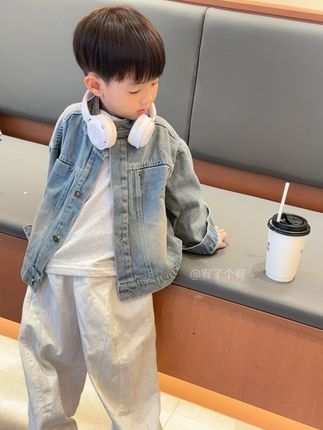 我频繁记录着你的成长 因为我知道你会马不停蹄的长大 而以后的我 终有一天会很怀念很怀念这样小小的你 操碎我的心是你 萌化我的心也是你 你让我的世界万般凌乱 却也让我的世界万般美好 你的人生也许平淡无奇 也许光辉灿烂 但不管是哪一种 妈妈只希望你健康平安快乐就好 #我的男孩 #高品质童装 #萌娃穿搭 #潮童穿搭 #每日童装穿搭分享
