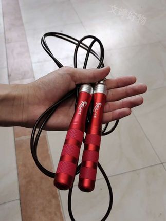 这个跳绳太好跳了,大人孩子都可以用,长短可调节。手柄处是防滑的设计。#跳绳 #小学生跳绳 #专业跳绳 #超便宜超划算 #宝妈推荐