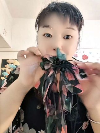 碎花飘带抓夹出门游玩,拍照贼好看,很有夏天清爽氛围感,百搭款,随意配衣服,吊带、裙子都巨好看,妥妥的小仙女一枚;喜欢的仙女们左下方小黄车安排#头饰搭配 #带给你不一样的感觉 #好物推荐分享 #头饰发饰