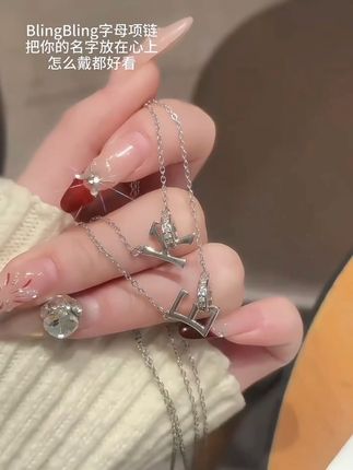 近期挖到的宝藏项链,无论是上班通勤还是外出度假,可爱风或者是温柔风搭着都非常漂亮!,搭配到最后才发现,化繁为简才是更长久的~#锁骨链 #极简风穿搭 #项链推荐 #礼物推荐 #字母项链