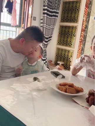 只要有玩具和吃的墩墩就跟爸爸可亲了😂