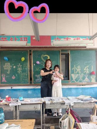 迟到的母亲节祝福,双倍的温柔与感动✨
孩子们亲手绘制感恩黑板报
暖心的悦涵宝贝送来鲜花一束
小小年纪,心怀感恩,真诚又善良
做老师最幸福的时刻,就是被孩子们满满爱意包围#迟到的母亲节祝福 #愿天下父母健康长寿幸福安康