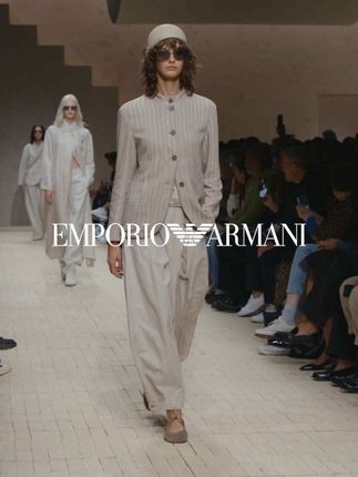 #EmporioArmani 2026春夏女装系列廓形流畅灵动,且始终不失格调,于冷冽色调中焕发生机。 #Armani秀场 #秀场直击