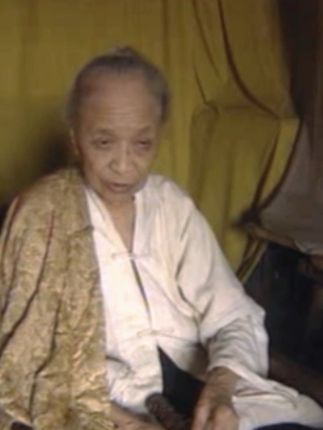 “武当山百岁老道长,李诚玉; 百年大小荣枯事,过眼浑如一梦中”