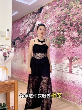这条裙子真的太绝了!如果你是梨形身材或者小个子姐妹,我强烈推荐你们试试。它穿上就是一整个惊艳住,特别显瘦,而且很适合约会出去玩的时候穿。这个版型的设计真的是把我们女生的优点都放大了,喜欢这种风格的一定要买回去试一下,保证你会爱上它!#乔之柔 #连衣裙推荐 #显瘦显高显气质连衣裙 #黑色连衣裙