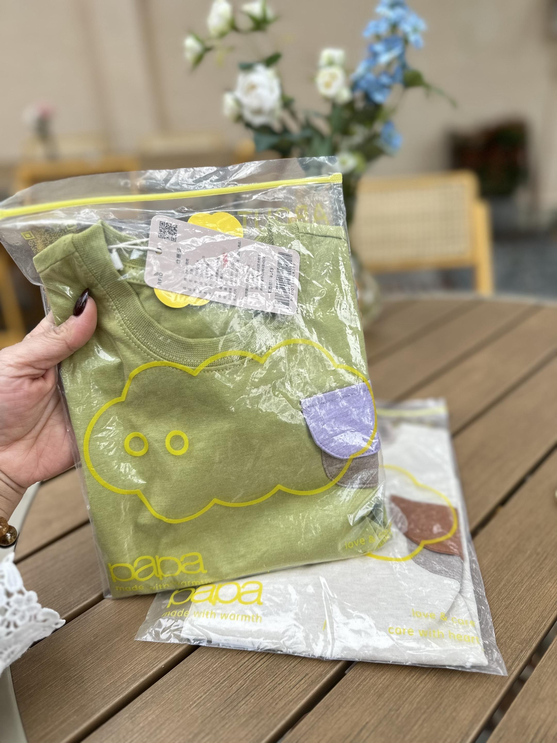 姐妹们,又到了给宝宝准备春秋季衣服的时候啦!今天必须给大家推荐papa爬爬家这款儿童T恤,真的谁买谁夸! 它是纯棉材质,摸起来软乎乎的,就像云朵一样轻柔,给宝宝娇嫩的肌肤贴心呵护。撞色口袋设计太吸睛了,打破纯色的单调,时尚感拉满,穿去幼儿园,宝宝就是最靓的崽!圆领的款式简洁大方,不勒脖子,活动起来超自在。 长袖的设计,春秋早晚温差大的时候穿正合适,保暖又好看。而且做工细节堪称完美,无骨缝制,没有多余的线头磨宝宝皮肤。不管是日常玩耍,还是出门游玩,搭条小裤子,轻松打造时尚小造型。 papa爬爬家的品质一直在线,母婴A类标准,不含用醛、荧光剂,给宝宝贴身穿超安心。妈妈们闭眼入,孩子穿得开心,家长买得放心,真的别错过!#萌娃时尚穿搭#幼儿园穿搭#宝妈必备好物#透气舒适 #精致妈妈