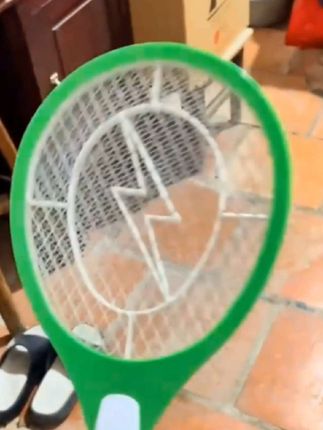#电蚊拍#灭蚊拍#灭蚊#灭蚊灯#哈哈,夏天蚊子确实太讨厌了!你说的这个电蚊拍也太实用了吧,手动灭蚊+自动灭蚊灯二合一,简直是刚需啊!白天拿着拍蚊子超方便,晚上往底座一放就变灭蚊灯,睡觉再也不怕被蚊子嗡嗡吵醒了,必须安利给所有怕蚊子的人~你用过这种吗?