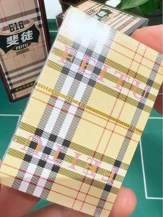 鸿门掼蛋专用扑克牌,双面压布纹设计,手感好,更符合玩掼蛋的牌张,尺寸比传统扑克牌大一些,这样握牌更方便。采用多层蓝芯纸制作,回弹力好,耐弯折,喜欢的朋友可以备两副。#源头实力厂家 #只做高品质 #高端大气上档次 #加硬加厚扑克