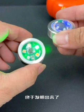 哎呀呀!再也不怕追尾啦!自从有了这款 #爆闪灯 #警示灯 #振动发光灯 #车尾灯 #车灯改装 有了它,增加被看见几率,夜间骑行更加醒目出行更安全。@小店随心推 @巨量千川 @DOU+上热门