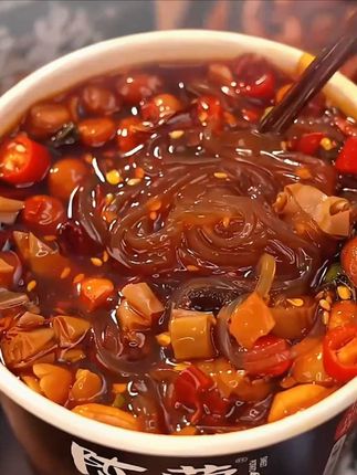 陈薯酸辣粉,Q弹爽滑,吃起来酸酸辣辣,特别过瘾!#酸辣粉#深夜放毒 #嗦粉 #香辣过瘾 #美食推荐