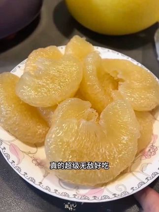 大家都知道中国柚子看福建,福建柚子看度尾,这个就是福建四大名果之一的度尾文旦柚,只要你吃上一口,一定会爱上它,皮不粘肉丝滑好剥,吃起来肉嫩汁纯,脆甜爆汁,气味芳香,真是酸甜适度,肉厚无籽,非常的好吃。没吃过的赶紧带回家尝尝!#度尾文旦柚#柚子#脆甜多汁口感特别好 #应季水果#助农水果