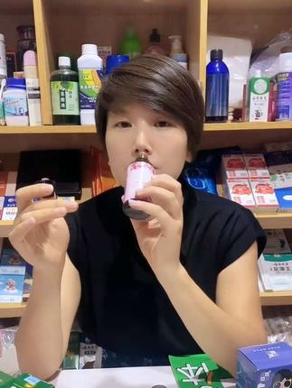 #超便宜超划算 想要皮肤好,精油少不了!叶子草玫瑰按摩精油真的太绝了!它是这种水感质地,流动性很强,完全不会油腻,而且还有一股淡淡的玫瑰花香,非常好闻。每天晚上洗完澡之后,可以取适量的玫瑰精油涂抹在脸部或者身体上,边按摩边护肤,让你的肌肤越来越水润光滑。#玫瑰按摩精油 #按摩精油 #护肤推荐 #无限回购的宝藏单品