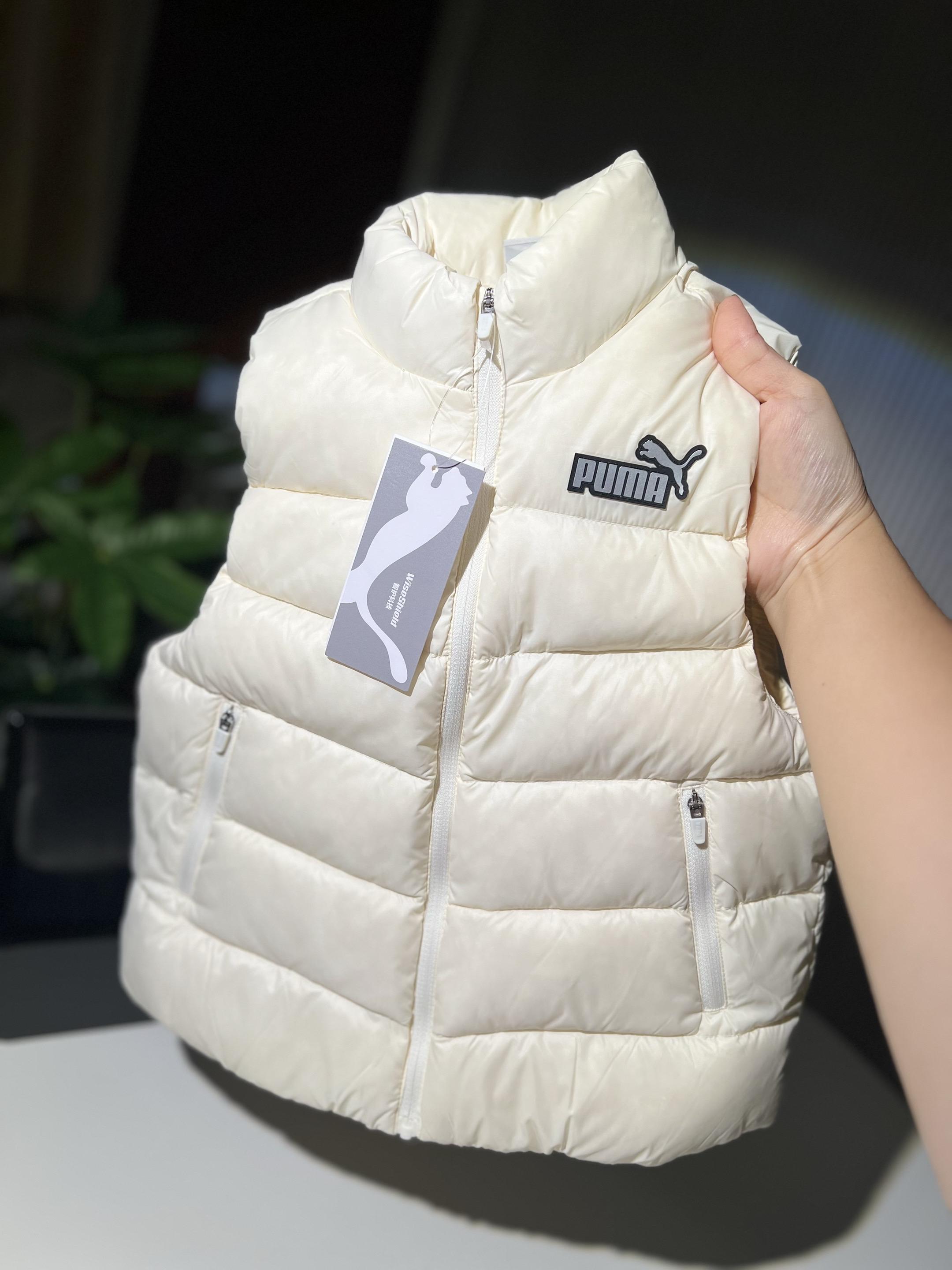 快给孩子买一件这个PUMA彪马儿童羽绒马甲吧!它是专为小朋友设计的,不仅穿着轻松无负担,而且还是休闲风格,特别好看。它很轻盈,并且还很保暖,真的太适合宝宝们了。