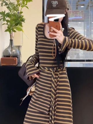 纯欲辣妹U领条纹连衣裙极简风秋季长裙显瘦中时尚长款ins风复古#洋气减龄 #条纹控 #复古穿搭 #气质穿搭 #面料超级舒服