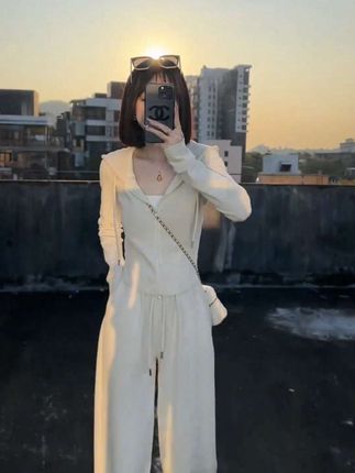 #早秋焦糖色氛围感穿搭 #早秋秀场抄作业告别路人感 #普通人不化妆也能穿出氛围感 #罩衫变好看的一衣多穿思路 #通勤穿搭万能配色公式