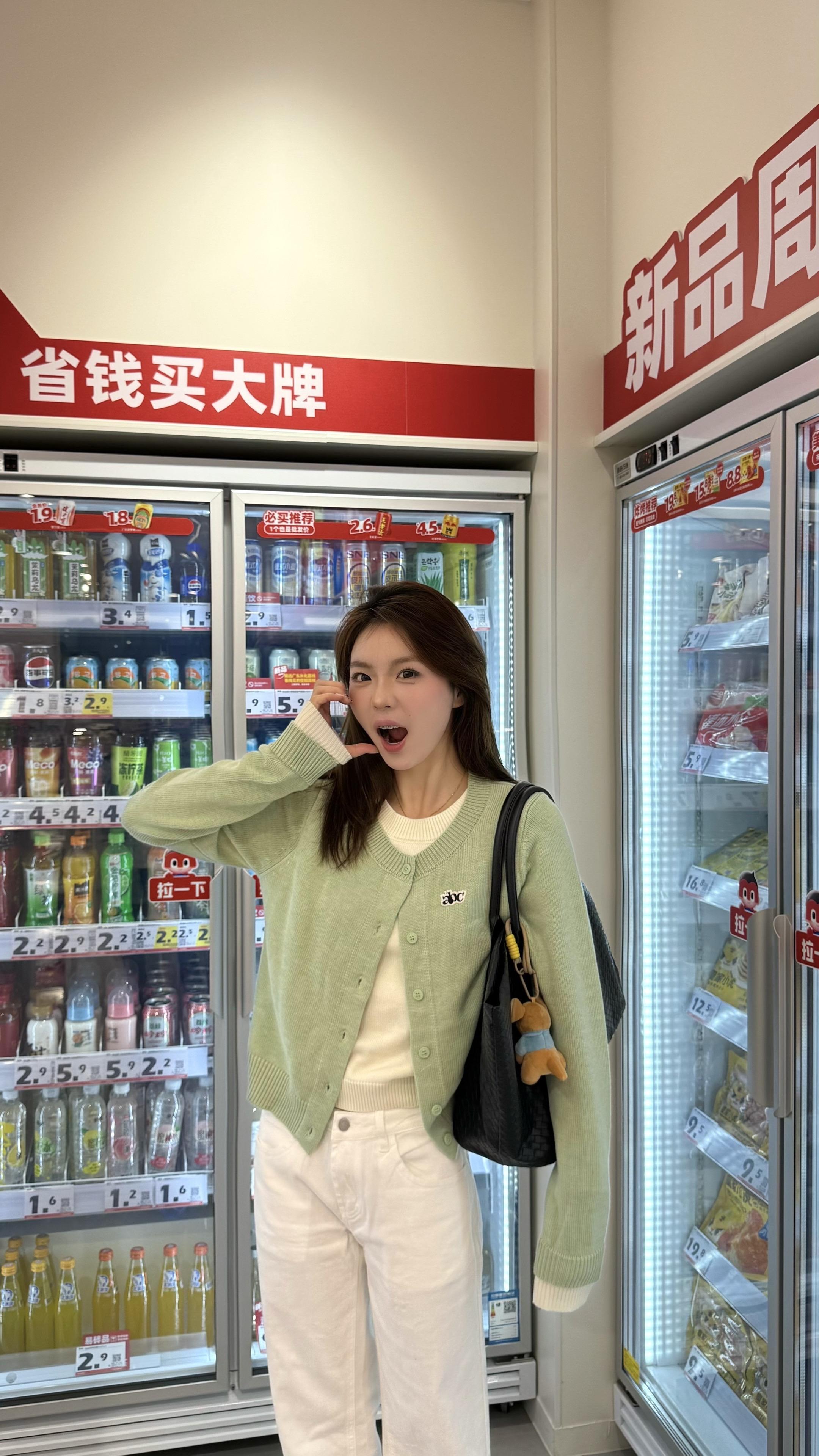 围着我转就行了 哪有那么多自己的事情做#今日穿搭 #我的ootd穿搭 #韩系穿搭