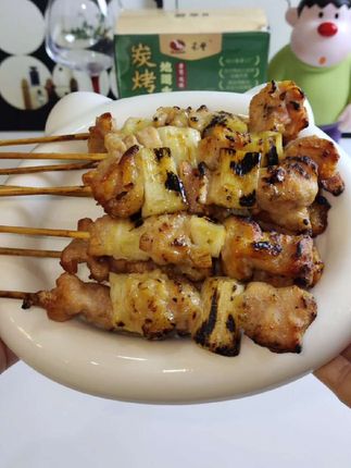 在家也能吃到超好吃的碳烤鸡肉葱串了,鲜嫩多汁,一口一个太满足了!
